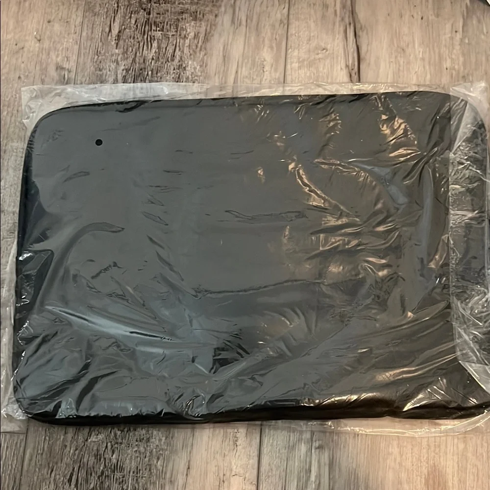 GUESS Elegant Black Laptop Sleeve